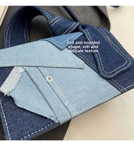 Vue détaillée des textures en patchwork de denim et des surpiqûres blanches sur le petit sac