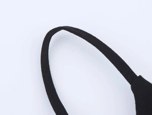 Dettaglio del tessuto in maglia nera e cuciture sottili su un mini abito