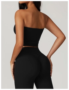 Détail du legging de yoga noir à taille haute avec effet push-up plissé fessier