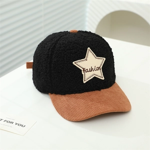 Nahaufnahme der Fleece-Baseballkappe mit braunem Cord-Schirm und Stern-Stickerei