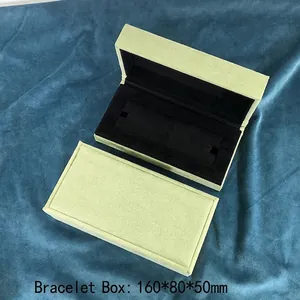 Dettaglio della scatola porta bracciale in finto camoscio verde con fodera nera e misure