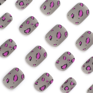 Faux ongles gris mats courts et carrés avec motif léopard rose vif pour femmes