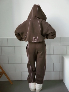 Ensemble sweat à capuche marron avec liseré rose et broderie LM au dos de la veste