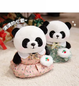 Details von süßen Panda-Plüschtieren in Blumenkleidern mit Erdbeer-Umhängetaschen