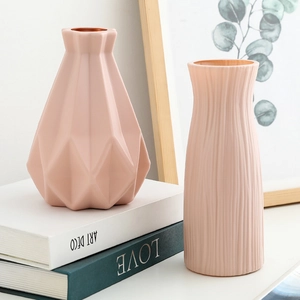 Ensemble de deux vases en plastique rose style nordique avec textures losange et rayée
