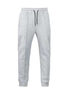 Dettaglio dei pantaloni jogger grigio chiaro con vita a coste, coulisse e trama twill