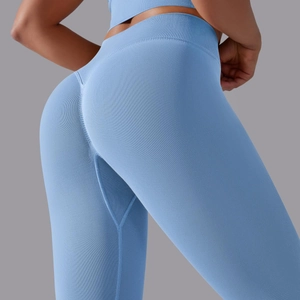 Detailansicht der himmelblauen High-Waist-Leggings mit Rippstrick und Push-up-Effekt am Gesäß