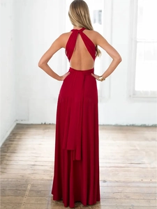 Detalle de vestido largo rojo con espalda descubierta y tirantes ajustables vista posterior