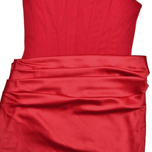 Vue détaillée du corsage avec structure à baleines et plis en satin rouge élégant