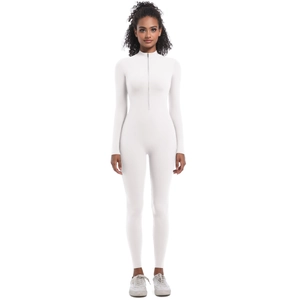 Détail d'une combinaison de yoga blanche haute élasticité avec col montant et demi-zip