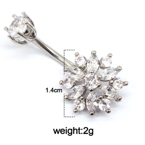 Vue macro détaillée du piercing nombril fleur de 1,4 cm avec zircone et poids de 2 g