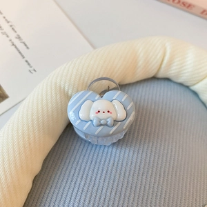 Gros plan d'une pince à cheveux cœur bleu avec un petit chien mignon en relief