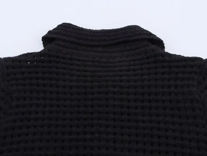 Dettaglio della trama a nido d'ape nera sullo scollo e sul colletto del maglione