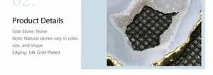 Dettaglio macro del ciondolo in agata naturale con bordo placcato in oro 14 carati