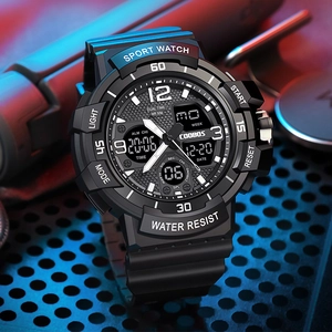 Détail d'une montre de sport étanche avec double affichage sur fond métallique