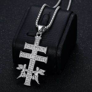 Collier croix Caravaca hip hop avec détails d'anges et pierres de zircone brillantes
