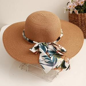 Chapeau de soleil en paille avec ruban floral et perles pour femme sur support