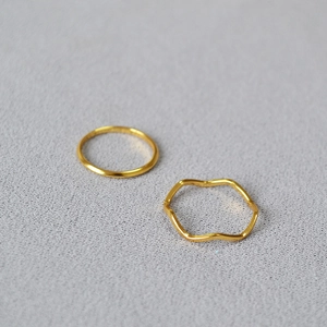 Anello a Fascia Ondulata in Ottone Placcato Oro Minimalista per Donna Anello da Dito Geometrico Sottile Sovrapponibile Gioiello di Moda