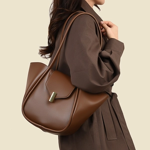 Grand sac à épaule minimaliste en cuir marron foncé avec boucle dorée pour femmes