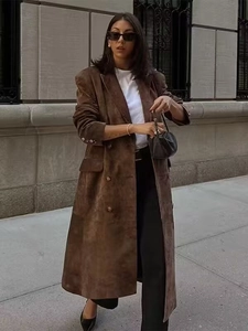 Vue détaillée du trench-coat en daim synthétique marron foncé avec boutons à double boutonnage