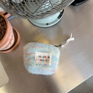 Mini plush makeup bag in pastel knit with sozakka beauté label and zipper detail