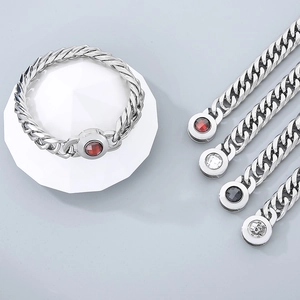 Vue détaillée des bracelets en acier inoxydable avec divers cristaux et motifs de crâne