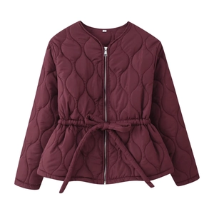 Veste matelassée bordeaux pour femme avec col rond, fermeture éclair et ceinture à la taille