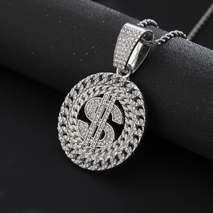 Gros plan du pendentif signe dollar en argent serti de diamants sur une chaîne fine