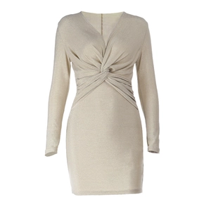 Detail von tiefem V-Ausschnitt und Knotendesign auf goldenem Glitzer-Langarmkleid