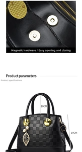 Détail d'un sac à main noir à damier avec boucle magnétique dorée et pendentif en feuille