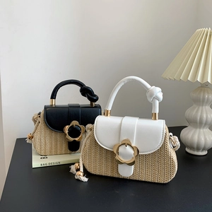 Sacs à main élégants en paille avec fermoir fleur en métal et poignées en cuir