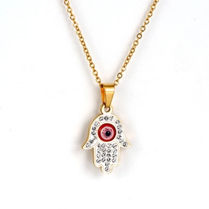 Détail du collier Main de Fatma plaqué or 18K avec œil porte-bonheur bleu et cristaux