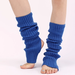 Detail der blauen Strick-Beinstulpen mit Stegbügelferse und Yoga-Socken-Struktur