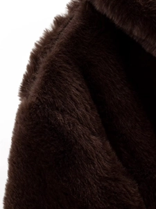 Detailaufnahme der hochwertigen dunkelbraunen Kunstpelzjacke mit weicher Textur