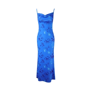 Détail de la robe fleurie en satin bleu avec col bénitier et fines bretelles