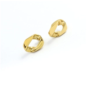 Vue détaillée de boucles d'oreilles géométriques irrégulières avec placage en or 18 carats