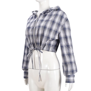 Detail van de blauw-wit geblokte cropped hoodie met ritssluiting en verstelbaar trekkoord