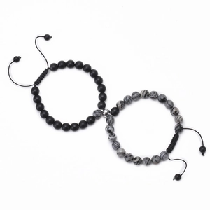 Dettaglio di bracciali per coppie in pietre naturali bianche e nere con chiusura magnetica