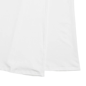 Detailaufnahme der hochwertigen weißen Stofftextur und Saumnaht am Jumpsuit