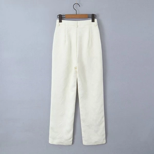 Detailansicht der weißen High-Waist-Hose mit geprägtem Jacquard-Muster und Textur