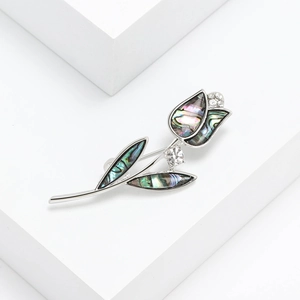 Broche tulipe élégante en argent avec pétales en nacre irisée et cristaux brillants