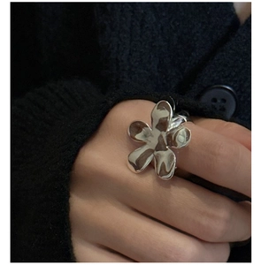 Vue macro d'une bague fleur en argent S925 poli avec une finition métallique brillante