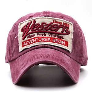 Dettaglio del cappellino baseball vintage bordeaux con ricamo Western New York