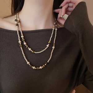 Collana lunga a doppio strato con perle color champagne e pietre occhio di tigre