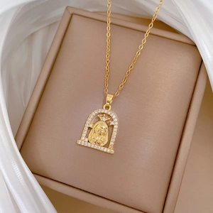 Collier élégant en acier titane doré avec pendentif portrait serti de cristaux sur soie