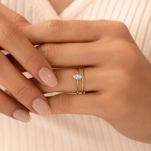 Set di fedi nuziali con pietra taglio marquise e fascia d'oro a spirale