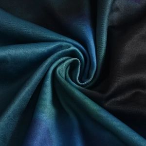 Détail macro de la maille extensible soyeuse avec imprimé dégradé bleu et vert