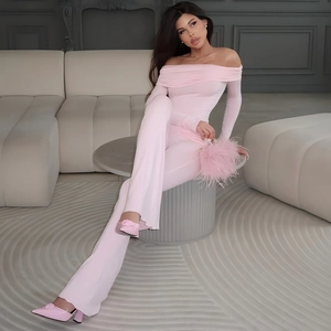 Rosafarbener schulterfreier langarm Jumpsuit mit schmaler Passform und ausgestelltem Bein
