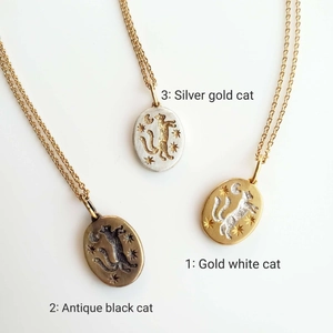 Détails de trois colliers tarot chat de nuit peint à la main avec finitions multicolores