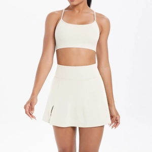 Détail de l'ensemble de yoga blanc crème avec brassière à fines bretelles et jupe de sport